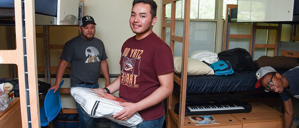 Image of first-year students moving in.