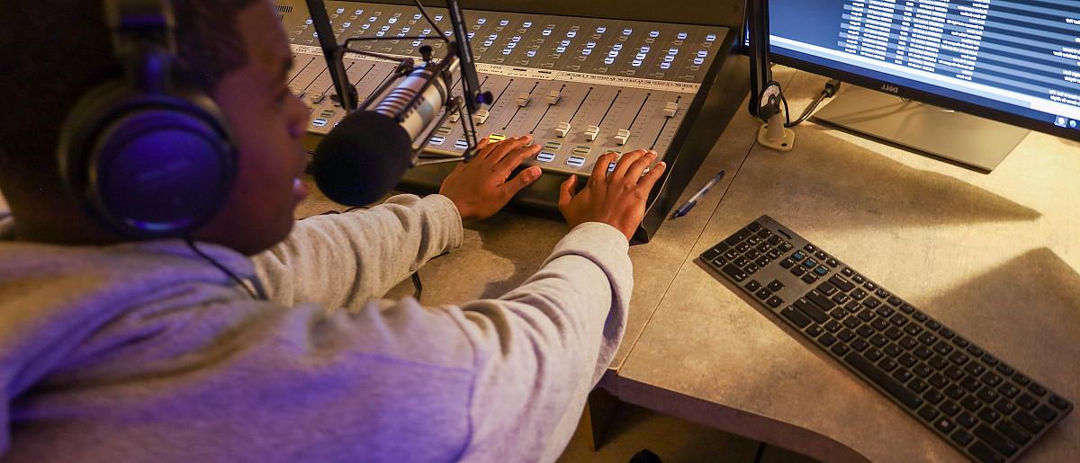 Image of 去媒体 student working in radio.