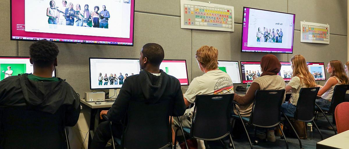 Image of six 去媒体 students reviewing video.