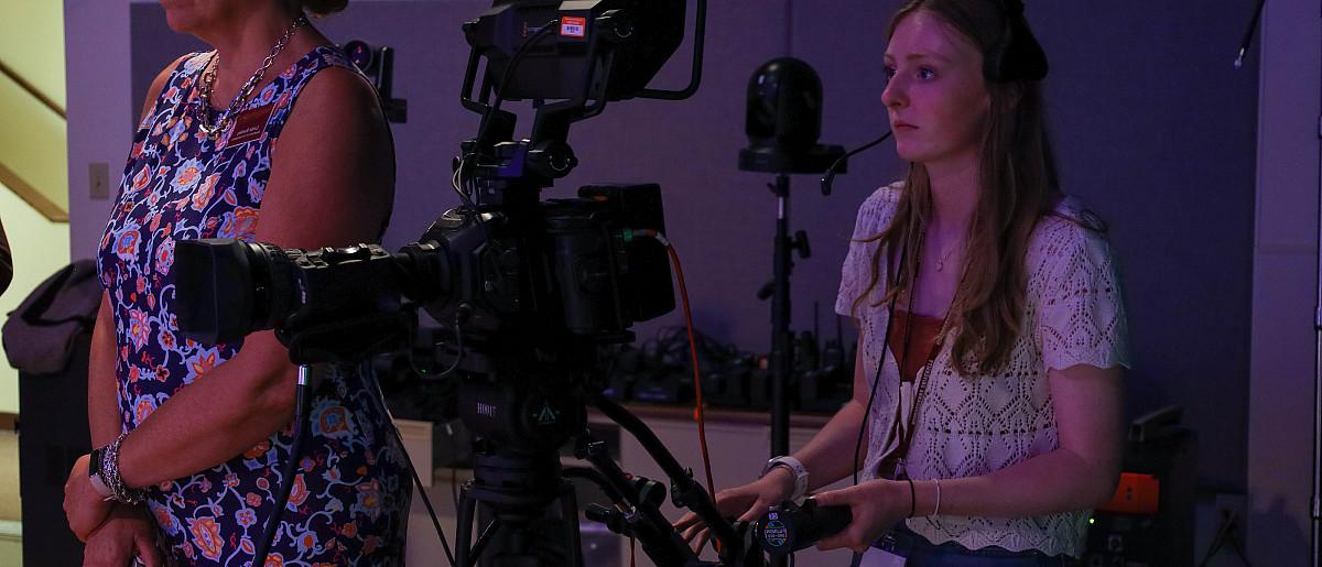 Image of 去媒体 students working cameras in video studio.